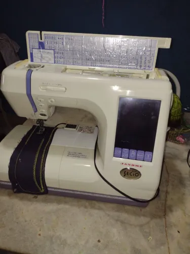 Máquina de bordar e costurar janome