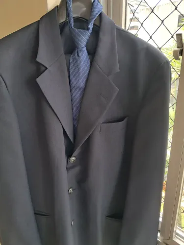 Vendo  barato  terno masculino cor cinza escuro  seminário novo 