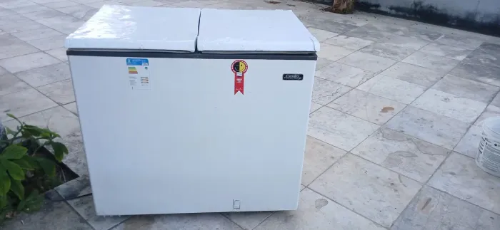 Freezer horizontal Esmaltec gelando entrego