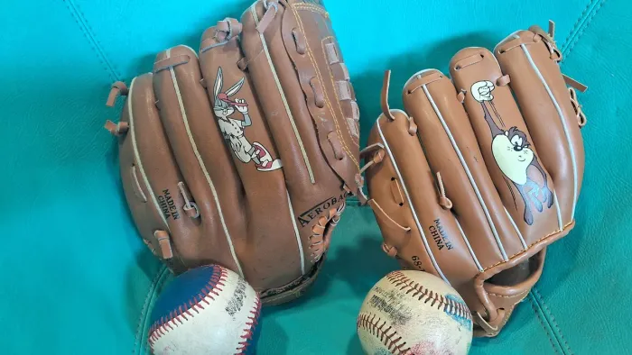 luvas de beisebol Spalding vintage apresenta personagens dos Looney Tunes Perna Longa Taz