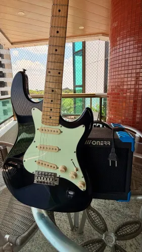 Vendo Guitarra Strinberg com caixa amplificador Onerr.