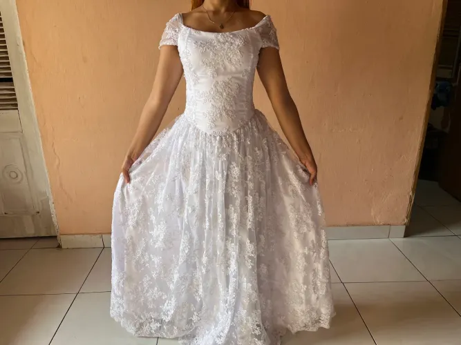 Vestido de casamento com renda importada