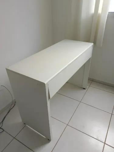 Escrivaninha com espaço para teclado pequeno