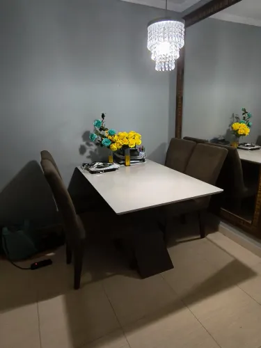 Mesa de Jantar 4 Lugares Base Madeira Geométrica + Cadeiras
