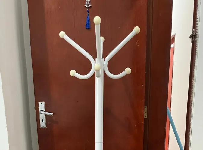 Cabideiro de Chão em Metal Branco