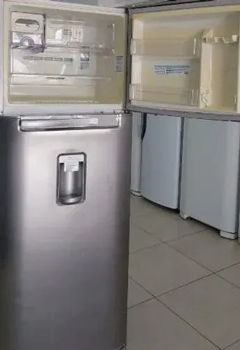 Geladeira semi nova em perfeito estado 950$$