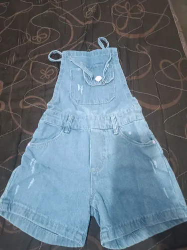 Vendo um macacão xadrez e uma jardineira jeans de criança 