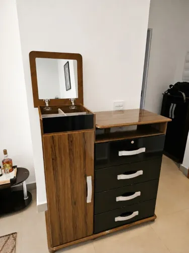 CÔMODA / PENTEADEIRA<br><br>MULTIFUNCIONAL COM<br><br>ESPELHO E SAPATEIRA