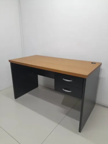 Mesa de escritório nova