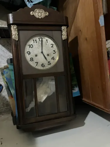 Vendo relógio de parede antigo, ideal para apreciadores de peças vintage,