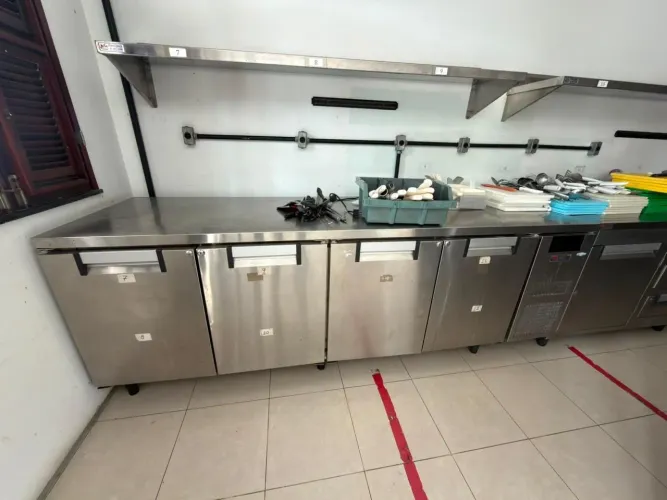 Balcão Refrigerado Inox 4 Portas (Tampo Liso / Para Conserto)