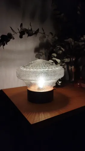 Luminária com base em madeira torneada segmentada, cúpula vidro bico de jaca, tipo chapéu