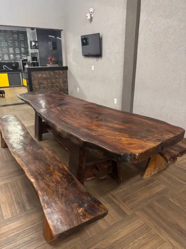 Mesa de Madeira Maciça