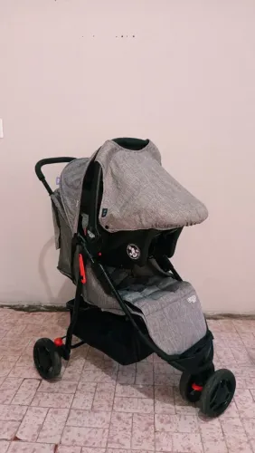 Carrinho de bebé com bebé conforto