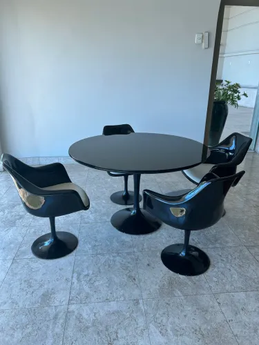 Mesa jantar sarinen com 4 cadeiras 