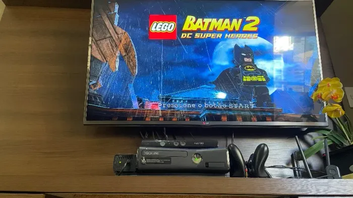 Microsoft XBOX 360 com 2 Controles Jogos em CD