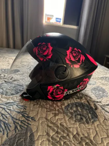 Capacete Pro Tork Preto com Rosas Rosa - Excelente Estado