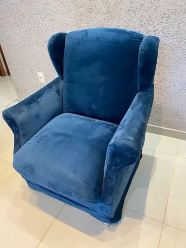 Poltrona em tecido suede. Ótimo estado de conservação