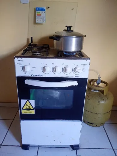 Vendo um fogão em bom estado com todas as boca e forno funcionando perfeitamente