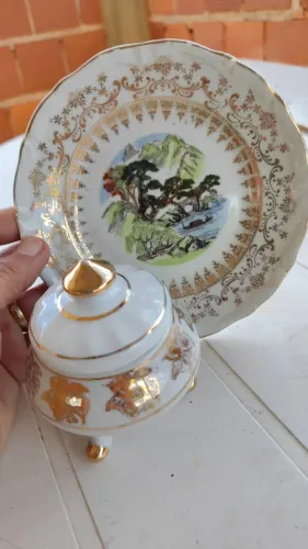 Porcelana decorativa vintage com detalhes dourados