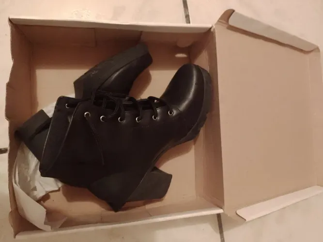 Bota pequena de cordão 37