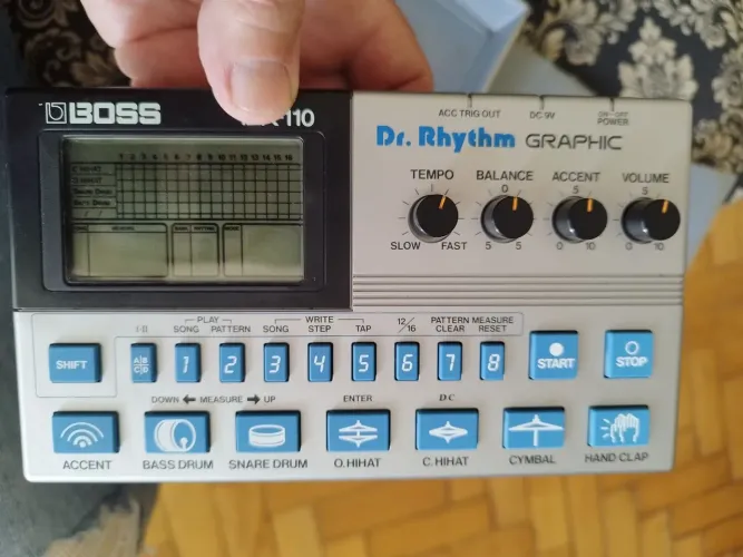 Bateria eletrônica antiga