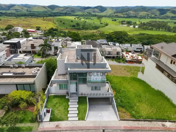 EXCELENTE SOBRADO À VENDA - 443m² - 4 DORMITÓRIOS SENDO 4 SUÍTES - RESIDENCIAL JAGUARY - U