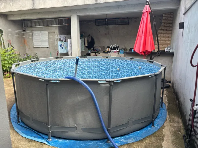 Piscina Bestway 9.150L Completa + Filtro + Escada + Guarda-sol e Acessórios