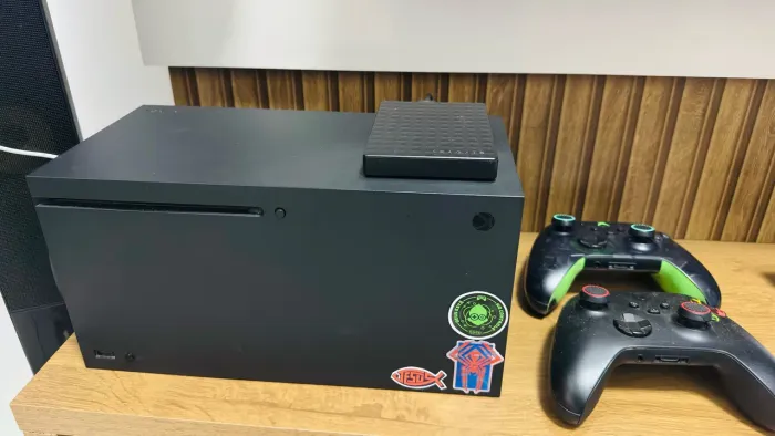 Xbox series X + HD externo 1Tb + 2 controles