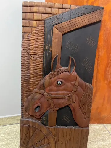 Quadro entalhado em madeira maciça 