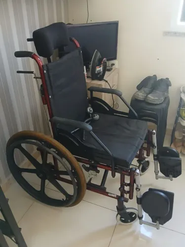 Cadeira de roda especial com encosto de cabeça  