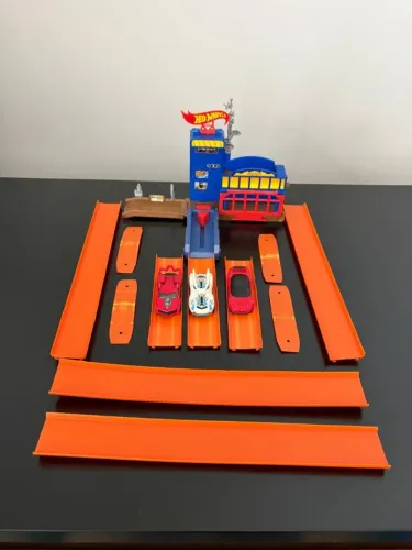 Kit Hotwheels com estação, pistas, conectores e carrinhos