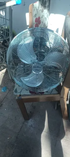 Ventilador Britânia em inox e alumínio