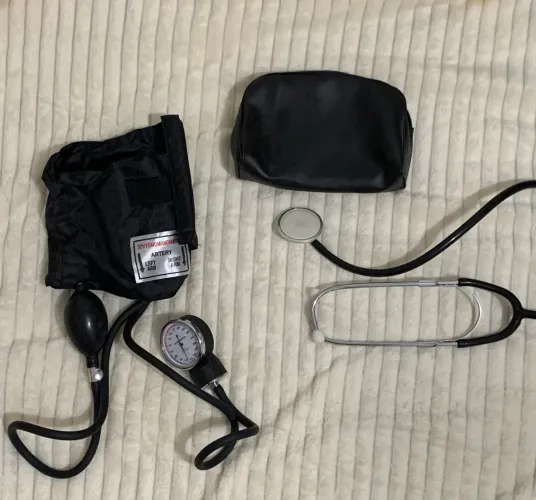 Aparelho de Pressão + Estetoscópio comprados na Suíça + Bolsa - nunca usados