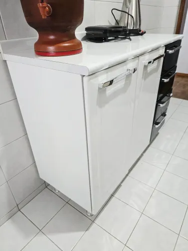 Vendo Armário pequeno de metal, com tampão de madeira laminado.