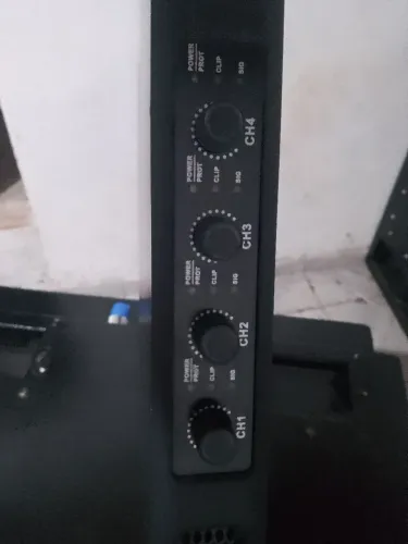 Amplificador digital 4 canais, de 1300 VW cada. 