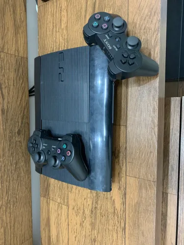 ? PS3 Super Slim 232GB DESBLOQUEADO + 2 CONTROLES