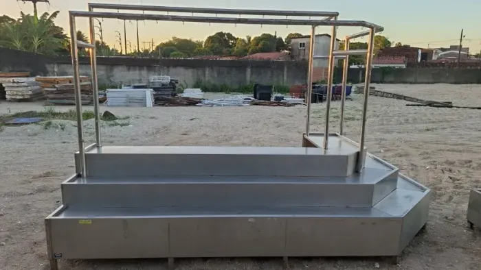 Expositor para carnes secas, embutidos e hortifruti. Em aço inox. Valor: 18.000,00 reais.