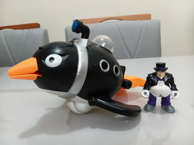 Imaginext Dc Super friends - Veiculo do Pinguim com boneco