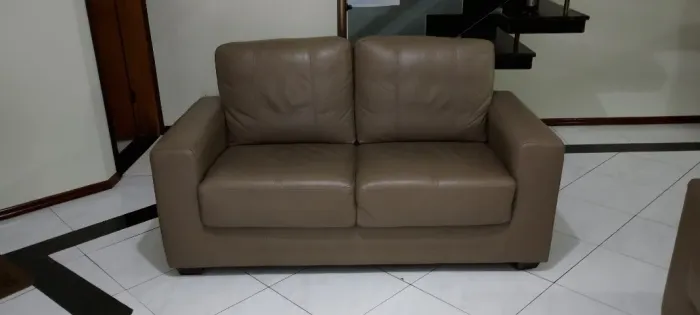 Sofá 2 e 3 Lugares Couro Legitimo Seminovo