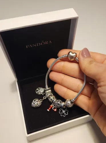 Bracelete Pandora com berloques