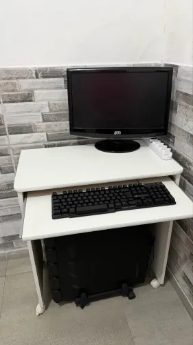 Computador com mesa e cadeira
