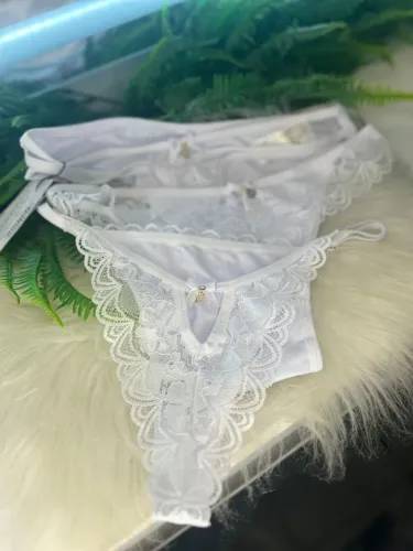 Conjunto de calcinha em renda branca.