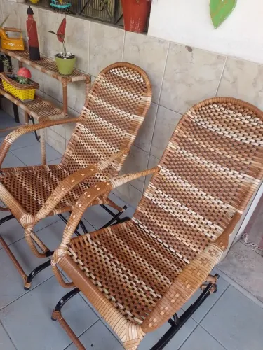 Cadeiras de balanço direto na fábrica.