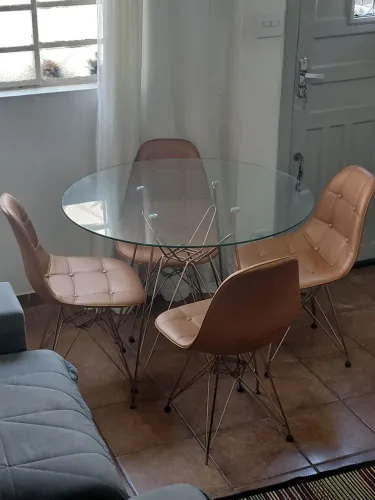 Mesa Eames com tampo de vidro 100 cm + 4 cadeiras estofadas Eiffel Botonê - Marrom