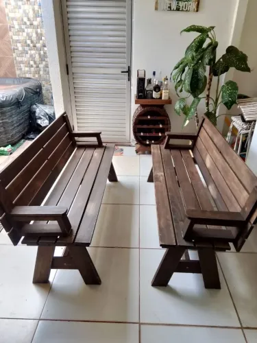 Bancos de madeira que transforma em mesa