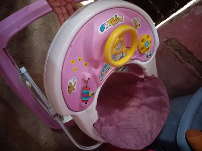 Vendo esse andaja menina