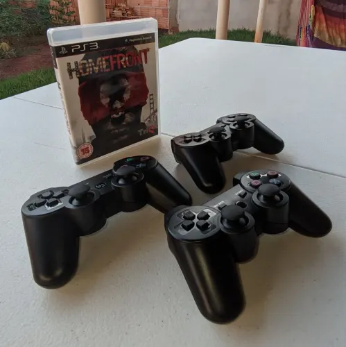 3 controles paralelos novos PS3 e um jogo mídia física Homefront PS3