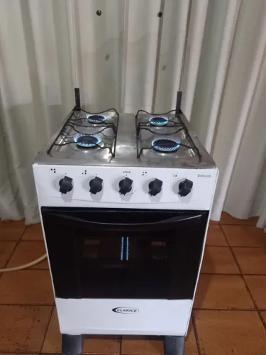 Fogão 04 bocas, acendimento manual, funcionando perfeitamente, marca Clarice