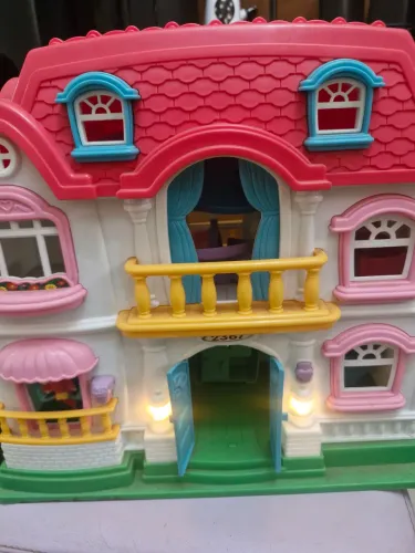 Casinha de boneca com som e luz  ( campainha ) e pássaro